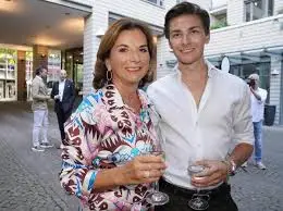 claudia obert vermögen Persönliches Leben & Hintergrund